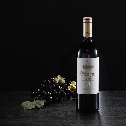 Botella de vino tinto Muga Crianza, D.O. Rioja